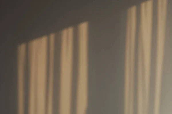 Diseño industrial ventana luz solar líneas paralelas sombras. Luz y sombra desde la ventana. Delgadas líneas de luz en la pared. La textura del yeso. Lugar para su texto . — Foto de Stock