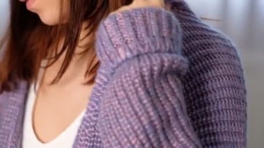 Yakın çekim videosu. Kadın elleri gergin bir şekilde hareket eder. Sıcak kadın. Kazak giyen kadınları kapat. Kış..