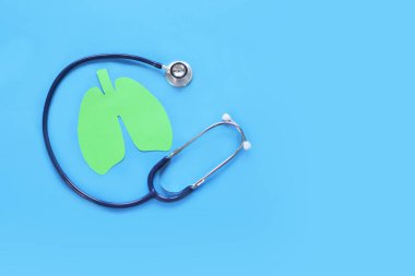 Akciğer sağlığı terapisi tıbbi konsepti. Ciğerlerin silueti ve yeşil arka planda steteskop. Solunum hastalığı, zatürree, tüberküloz, bronşit, astım, akciğer apsesi konsepti
