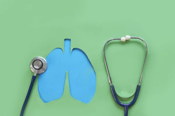 Lungenheiltherapie medizinisches Konzept. Silhouette der Lunge und ein Stethoskop auf grünem Hintergrund. Konzept von Atemwegserkrankungen, Lungenentzündung, Tuberkulose, Bronchitis, Asthma, Lungenabszess — Stockfoto