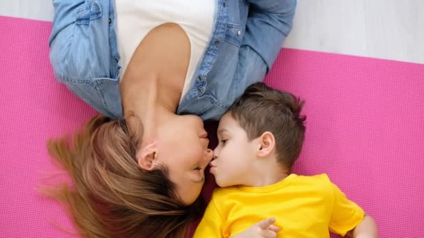 Mamma e figlio sdraiati a casa. video ritratto di una mamma felice con suo figlio . — Video Stock