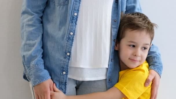 Triste niñito, muchacho, abrazando a su madre en casa, copiando espacio. Concepto familiar — Vídeos de Stock