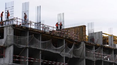 Moskova, Rusya - 10 Nisan 2020: inşaat alanı, yeni bir konut geliştirme. Yazı