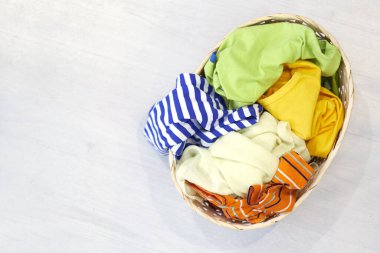 Üst Manzara Elbiseler Ahşap zeminde çamaşır sepetinde
