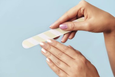 Tırnak törpüsü ile manikür yaparken kadının fotoğrafını kapatın.