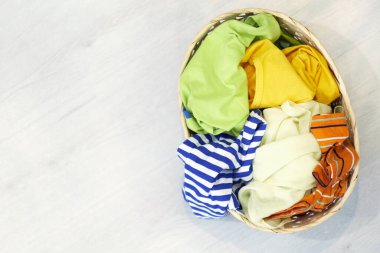 Üst Manzara Elbiseler Ahşap zeminde çamaşır sepetinde