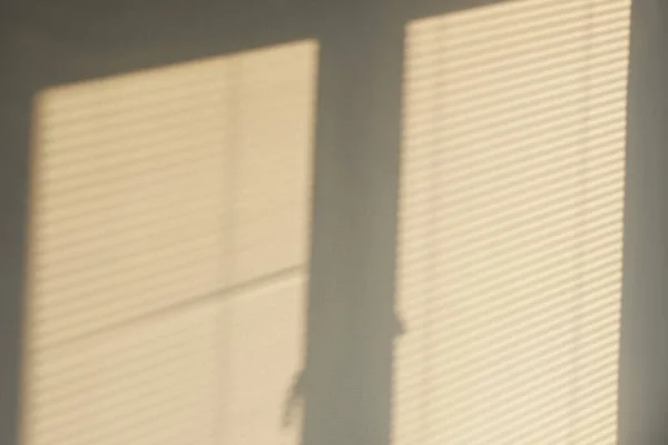 Progettazione industriale finestra sole linee parallele ombre. Luce e ombra dalla finestra. Sottili linee di luce sul muro. La consistenza dell'intonaco. Posto per il testo . — Foto Stock