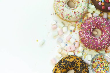 Bir sürü renkli şeker var. Lezzetli İştah açıcı Parti Aksesuarları İyi ki Doğdun Tatlı Şeker Şeker Şeker Lolipopu Parlak Arka planda Şekerleme