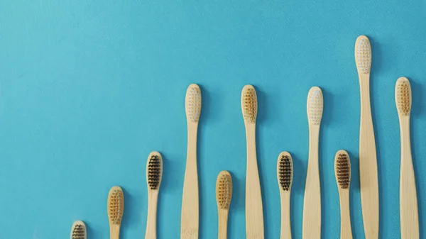 Brosses à dents en bois sur fond bleu. concept zéro déchet. soins dentaires sans platysik . — Photo