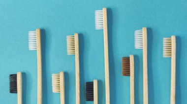 Mavi arka planda tahta diş fırçaları. sıfır atık konsepti. Ornitorenksiz diş bakımı.