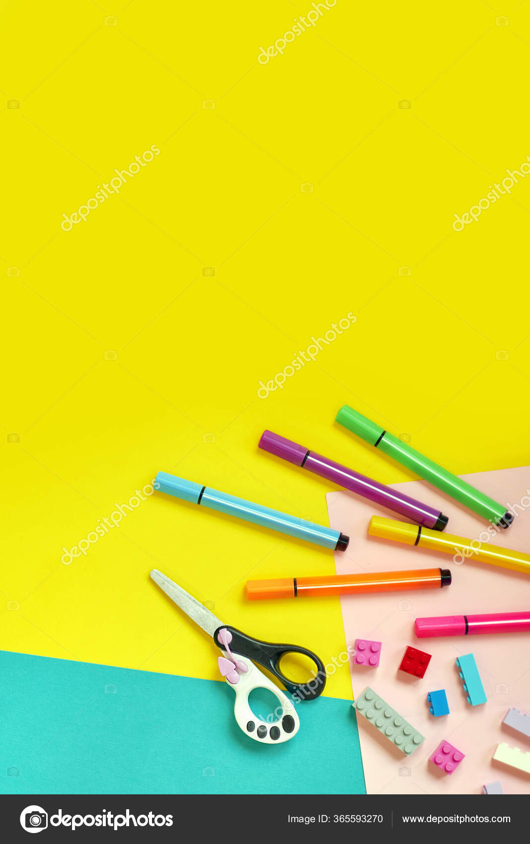 Material escolar, papelería sobre fondo amarillo - espacio para el pie de  foto. Niño listo para dibujar con lápices y hacer aplicación de papel de  colores. Vista superior.: fotografía de stock ©