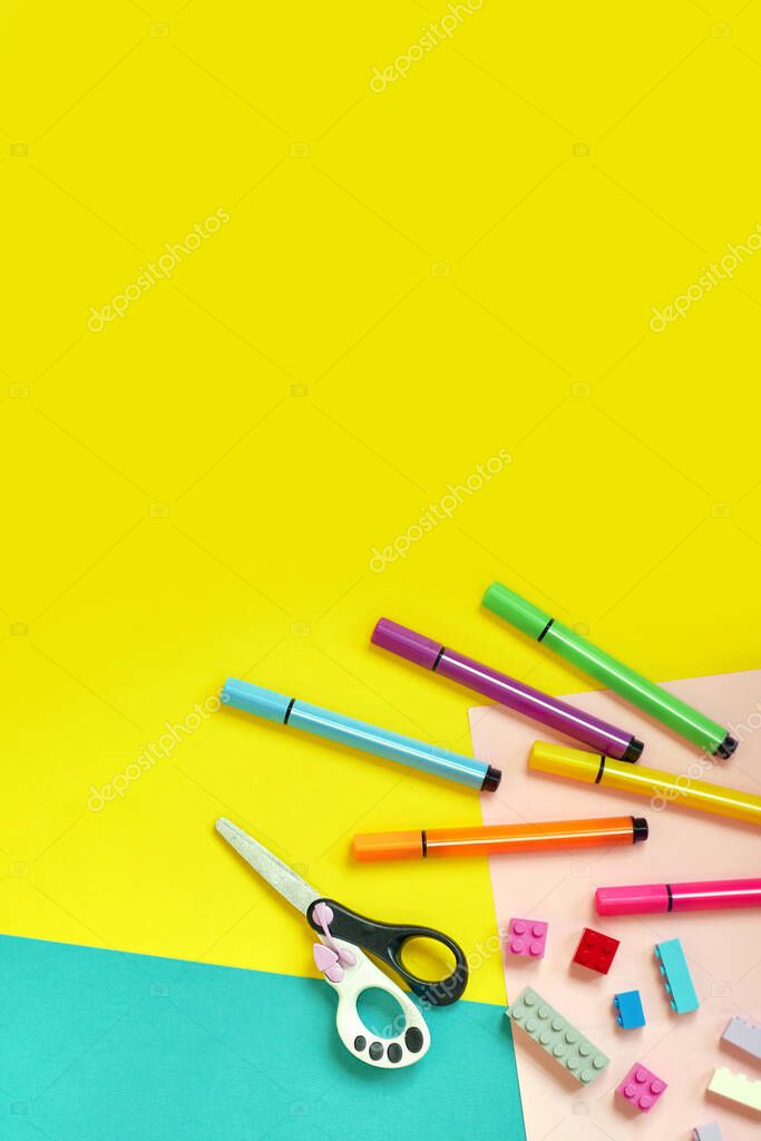Material escolar, papelería sobre fondo amarillo - espacio para el pie de  foto. Niño listo para dibujar con lápices y hacer aplicación de papel de  colores. Vista superior.: fotografía de stock ©