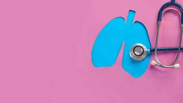 Ιατροθεραπεία πνευμόνων ιατρική έννοια. σιλουέτα των μπλε πνευμόνων και ένα στηθοσκόπιο. έννοια της αναπνευστικής νόσου, πνευμονία, φυματίωση, βρογχίτιδα, άσθμα, πνευμονικό απόστημα — Φωτογραφία Αρχείου