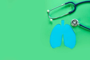 Akciğer sağlığı terapisi tıbbi konsepti. Mavi akciğerlerin silueti ve yeşil arka planda steteskop. Solunum hastalığı, zatürree, tüberküloz, bronşit, astım, akciğer apsesi konsepti