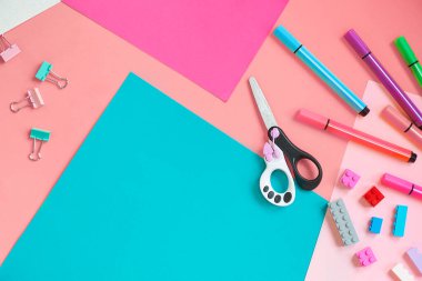 Okul malzemeleri, sarı arka planda kırtasiye malzemesi - manşet için yer. Çocuk kalemle çizmeye ve renkli kağıt uygulamaya hazır. Üst görünüm.