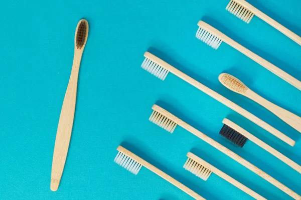 Brosses à dents en bois sur fond bleu. concept zéro déchet. soins dentaires sans platysik . — Photo