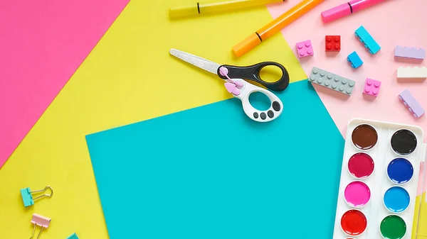 Okul malzemeleri, sarı arka planda kırtasiye malzemesi - manşet için yer. Çocuk kalemle çizmeye ve renkli kağıt uygulamaya hazır. Üst görünüm. — Stok fotoğraf