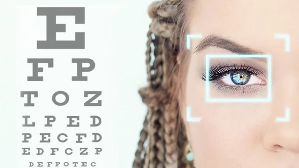 시력 검사, 진단, 질병, 임상 치료의 개념. 의학, 시력 관리, 레이저 교정, 사람들. 파란 배경을 눈표로 가리키는 아름다운 젊은 여자 — 스톡 사진