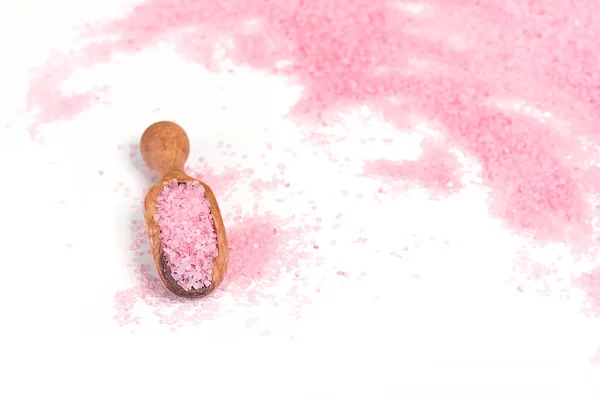 Sal rosa isolado em colher sobre fundo branco. foco seletivo ou embaçado . — Fotografia de Stock