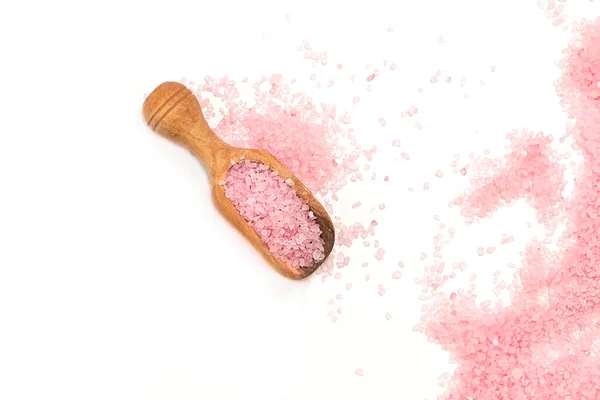 Sal rosada aislada en cucharada sobre fondo blanco. enfoque selectivo o borroso . — Foto de Stock