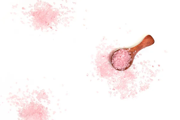 Sal rosada aislada en cucharada sobre fondo blanco. enfoque selectivo o borroso . —  Fotos de Stock