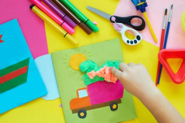 Okul malzemeleri, sarı arka planda kırtasiye malzemesi - manşet için yer. Çocuk kalemle çizmeye ve renkli kağıt uygulamaya hazır. Üst görünüm.