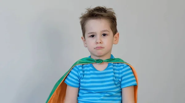 Um super-herói triste. Um rapazinho a fazer de super-herói. Um miúdo disfarçado de Superheros. criança máscara verde, conceito de cuidados com a natureza — Fotografia de Stock