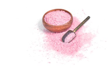 Beyaz arka planda kepçeyle izole edilmiş pembe tuz. seçici odak ya da bulanık.