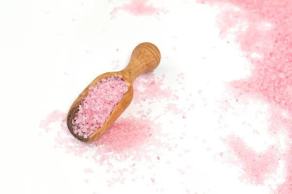 Pink salt isolated in scoop on white background. selective focus or blurry. — Stock Photo, Image