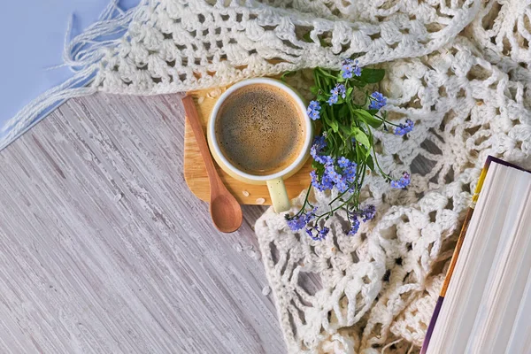 Уютный дом натюрморт: чашка горячего кофе, весенние цветы и открытая книга с теплой клеткой. Весенняя концепция, свободное пространство для копирования. close up top view — стоковое фото
