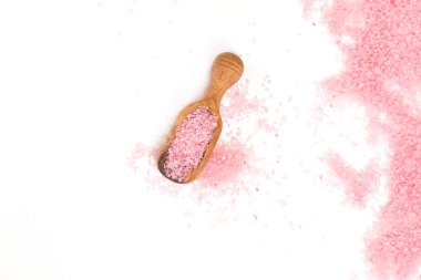 Beyaz arka planda kepçeyle izole edilmiş pembe tuz. seçici odak ya da bulanık.