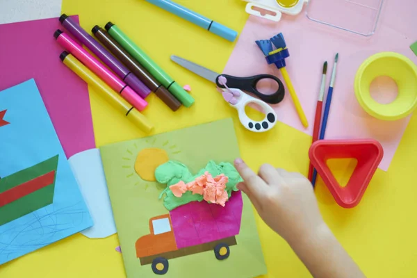 Iskolai kellékek, sárga hátterű írószerek - hely a feliratozáshoz. A gyermek kész ceruzával rajzolni, és színes papírt használni. Felülnézet. — Stock Fotó