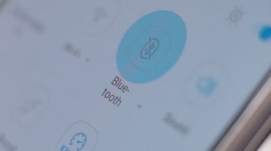 Makro ekran akıllı telefonlu kadın bluetooth 'u açıp kapatıyor. ağ araması.