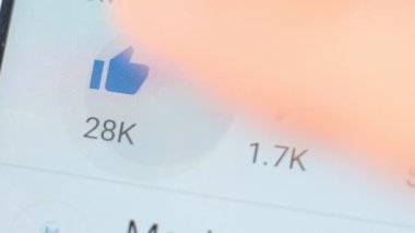 makro shot parmağı sosyal ağdaki simge gibi tıklıyor.