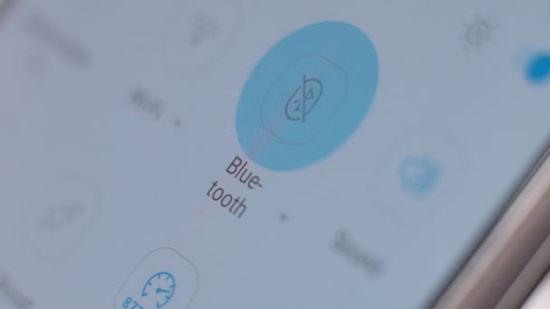 Makro video skärm smartphone kvinna slå på och stänga av bluetooth. nätverkssökning. — Stockvideo