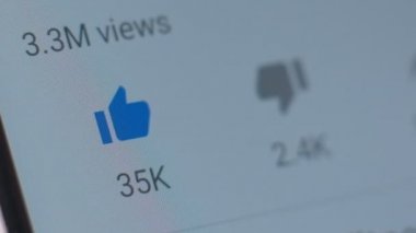 makro shot parmağı sosyal ağdaki simge gibi tıklıyor.