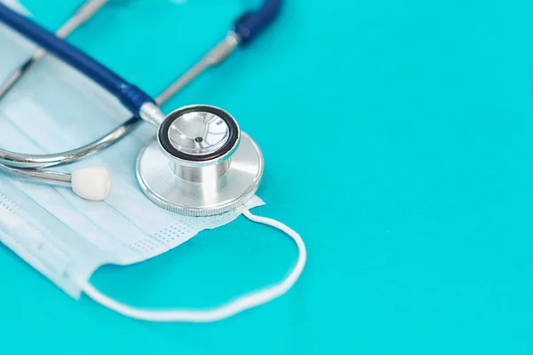 Estetoscopio médico y una máscara protectora. Concepto quedarse en casa y trabajo remoto. medicina, hospital, seguridad, epidemia, médicos llaman, en línea, consulta. Banner. — Foto de Stock