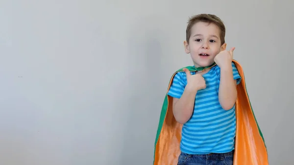 Um rapazinho a fazer de super-herói. Um miúdo disfarçado de Superheros. criança feliz. máscara verde, conceito de cuidados da natureza — Fotografia de Stock
