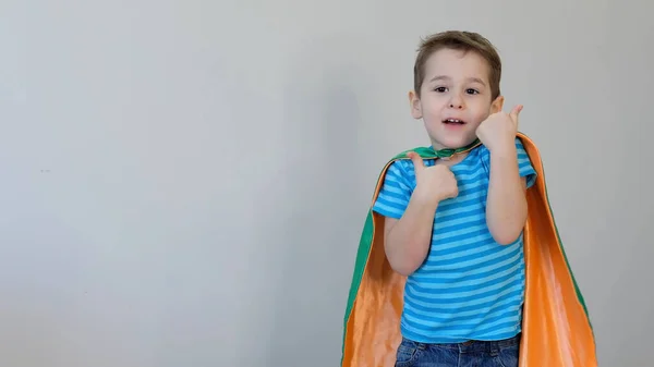 Un ragazzino che fa il supereroe. Ragazzo in costume da supereroe. bambino felice. maschera verde, concetto di cura della natura — Foto Stock