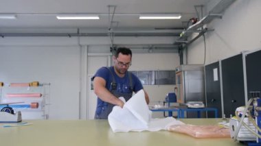 Adam'de fabrika tabloda ürün ambalaj