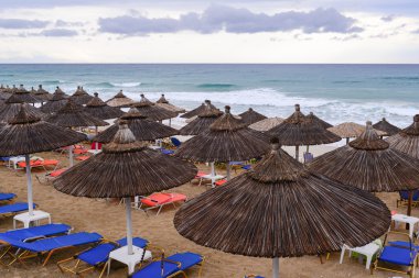 Thatch şemsiye Yunanistan sahilde