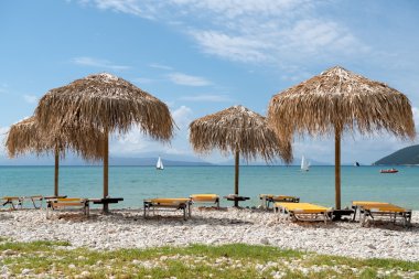 Thatch şemsiye Yunanistan sahilde