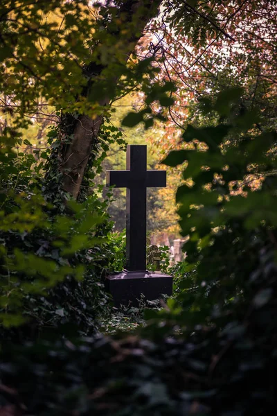 Cross-shaped tombstone at Highgate Cemetery, London — Stock Photo, Image
