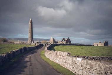 Kilmacduagh Manastırı, İrlanda
