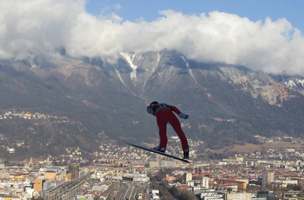 インスブルック オーストリア 2017 バシリエフ ディミトリー彼の練習中に空気を通って上昇するロシアからの 日目にジャンプ Fis スキー ジャンプのワールド カップ — ストック写真