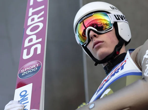  Onun eğitim önce kayakçı konsantreleri 