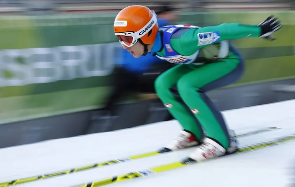 澳大利亚Innsbruck 2017年1月3日 January 在2017年1月3日于奥地利因斯布鲁克举行的第65届四山滑雪锦标赛第1天 滑雪者在练习赛中加速冲刺 免版税图库照片