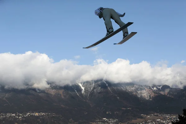 澳大利亚Innsbruck 2017年1月3日 January 2017年1月3日 在奥地利因斯布鲁克举行的第65届四山锦标赛 Vierschanzentournee 在Fis跳伞世界杯第1天 滑雪者在空中翱翔 免版税图库图片