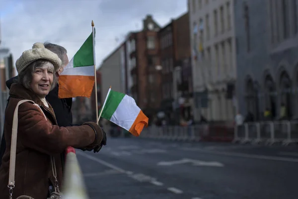 Geçit töreni izlemek