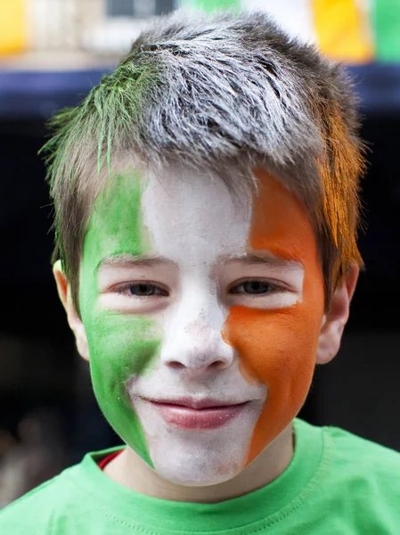 Erkek kutlamak St Patrick günü yürüyüşü